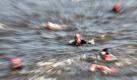 In Hamburg müssen die Triathleten in der Alster schwimmen.  Foto: dpa