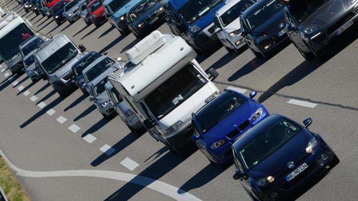 Für viele Autofahrer enden die Pfingstferien erst in den kommenden Tagen. Die Autobahnen dürften daher noch voll bleiben.