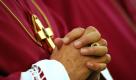 ARCHIV: Ein Teilnehmer der Deutschen Bischofskonferenz hat beim Gottesdienst im Rahmen der  Herbst-Vollversammlung der Deutschen Bischofskonferenz im Dom zu Fulda (Hessen) die Haende zum Gebet gefaltet (Foto vom 26.09.06). Der Kritik-Preis der Journalistenvereinigung Netzwerk Recherche, die Verschlossene Auster, geht an die Katholische Kirche fuer ihren Umgang mit dem Missbrauchsskandal. Das teilte die Vereinigung am Samstag (10.07.10) in Hamburg mit. (zu ddp-Text) Foto: Thomas Lohnes/ddp Foto: ddp