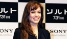 Schauspielerin Angelina Jolie lächelt während der Pressekonferenz zu ihrem neuem Film Salt in Tokio. Der Spionagethriller läuft am 26. August in den deutschen Kinos an. Foto: ap