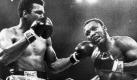 Joe Frazier vs. Muhammad Ali, 30. September 1975, Manila (Philippinen): Es war der dritte Kampf, den die erbitterten Rivalen Ali (links) und Frazier gegeneinander bestritten. Vor dem Thrilla in Manila beleidigte Ali seinen Gegner bei allen Gelegenheiten. Bei 40 Grad Hitze gingen beide höchstes Tempo. Nach der 14. Runde beendete Fraziers Betreuer Eddie Futch den Kampf. Ali brach unmittelbar danach im Ring zusammen. Beide Boxer mussten ins Krankenhaus eingeliefert werden.
 Foto: dpa
