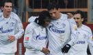 Bereits nach 22 Minuten liegt Schalke in Bochum mit 2:0 in Führung. Torschütze Kevin Kuranyi (M.) bejubelt hier zusammen mit Jefferson Farfan (l.) und Vicente Sanchez (r.) das zweite Tor der Knappen. Foto: ddp