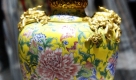 Eine vergoldete Kupfer-Vase mit gewundenen Drachen und Pfingstrosen auf der Ausstellung der chinesischen Qing-Dynastie im Nationalmuseum Taiwans. Diese Ausstellung wird die erste gemeinsame Ausstellung mit China, 60 jahre nach der Trennung und dem Bürgerkrieg. Foto: ap