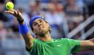 Rafael Nadal beim Tennisturnier in Montreal. Er serviert gegen den Kroaten Ivan Dodig. Der Spanier, nach fünfwöchiger Turnierpause erstmals wieder am Start, musste sich nach Freilos in Runde eins in der zweiten Runde dem Kroaten Ivan Dodig in drei Sätzen mit 6:1, 6:7 (5:7) und 6:7 (5:7) geschlagen geben. Foto: dapd