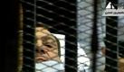Auftakt im Prozess gegen Ägyptens ehemaligen Staatschef Husni Mubarak. Der 83-jährige liegt in einem Krankenbett im Käfig des Gerichtssaals und bestreitet alle Vorwürfe. Außerhalb des Gerichtsgebäudes kam es zu heftigen Auseinandersetzungen zwischen Anhängern und Gegnern Mubaraks. Foto: dapd