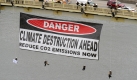 Der großflächige Protest von Greenpeace mahnt die Beteiligten, über die Finanzmarktreformen die Klimaschutzziele nicht aus den Augen zu verlieren. Foto: ap