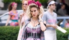 Am Anfang des Films wartet Carrie auf ihre Freundinnen und denkt daran, wie sie in den 1980ern nach New York gezogen ist und Samantha und Charlotte getroffen hat, erklärt Designerin und Kostümbildnerin Patricia Field die wilden Outfits. Foto: ap