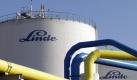 Dreh- und Angelpunkt für die Gaseversorgung im Chemiedreieck Leuna ist das Linde-Gasezentrum mit seinen 350 Mitarbeitern. Dank des anhaltenden Booms in Asien hat der Industriegase-Spezialist und Anlagenbauer im ersten Halbjahr einen Ergebnissprung geschafft. (Archivbild) Foto: dpa