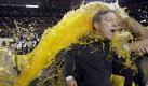 College-Football in den USA: Nach dem Sieg gegen Georgia Tech feiern die Spieler aus Iowa ihren Trainer Kirk Ferentz mit einer Getränkedusche. Foto: ap