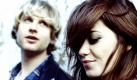 Ein Mann, eine Frau. Schlagzeug und Gitarre. Jetzt soll bloß niemand White Stripes sagen! Denn die Blood Red Shoes aus Brighton haben selbst genug Power, um dem Duo-Konzept Geltung zu verleihen. Vor allem, wenn Laura-Mary Carter ihrer Gitarre die wildesten Riffs entlockt und Steven Ansell hinter den Drums dazu ebenso energisch singspielt. Foto: V2 Records