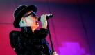 Neil Francis Tennant von der britischen Popgruppe Pet Shop Boys singt auf einem Konzert des Balaton Sound Festival im ungarischen Zamardi, 114 Kilometer südwestlich von Budapest. Das Musik-Festival beginnt heute und endet am Sonntag. Auf der Programmliste stehen unter anderem auch Jamiroquai, David Guetta und der DJ Sven Väth. Foto: ap