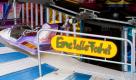 Drei Mädchen sind bei einem Karussellunfall auf dem Volksfest Hemau schwer verletzt worden. Bei voller Fahrt löste sich am Dienstagabend eine Gondel des Karussells, wie die Polizei am Mittwoch mitteilte. Ein neunjähriges Mädchen wurde herausgeschleudert und erlitt sehr schwere Kopfverletzungen. Nach einer OP sei ihr Zustand jetzt stabil, so die Polizei. Foto: dapd