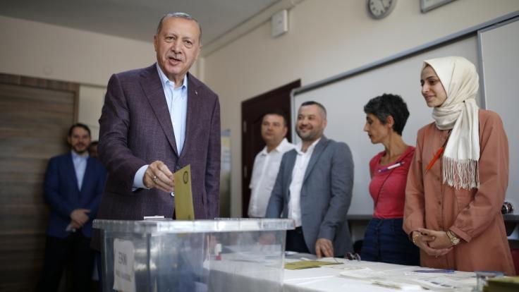 Der Oppositionskandidat Ekrem Imamoglu hat die Bürgermeisterwahl in Istanbul gewonnen. Sein Gegner, der ehemalige Ministerpräsident Binali Yildirim aus der Erdogan-Partei AKP, musste sich geschlagen geben.