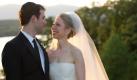 Chelsea Clinton und ihr inzwischen angetrauter Marc Mezvinsky werfen sich verliebte Blicke zu. Dürfen sie auch, ist schließlich ihre Hochzeit. Die fand gestern unter extremen Sicherheitsbedingungen im Örtchen Rhinebeck nördlich von New York statt. Gefeiert wurde in einer eleganten Lokalität am Hudson. Foto: ap