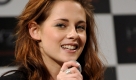 Sie wurde durch die Verfilmung der Twilight-Saga weltberühmt: Kristen Stewart spielte die Rolle der Isabella Swan - auch im zweiten Teil, der jetzt in die Kinos kommt. In Interviews bekannte sie, der Ruhm gehe ihr ganz schön auf die Nerven. Hoffentlich steigt er ihr nicht zu Kopf. Foto: dpa