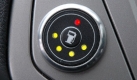Im Cockpit gibt es nur ein einziges Instrument, das auf den besonderen Antrieb hinweist: Ein kleiner Knopf dient zur Umschaltung zwischen Gas- und Benzinbetrieb und bietet gleichzeitig eine simple Anzeige des Gasvorrats mit kleinen Leuchtdioden. Foto: press-inform