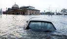 Ein Auto steht am Freitag (09.11.07) auf dem ueberfluteten Hamburger Fischmarkt unter Wasser. Der erste schwere Herbststurm ist in der Nacht zum Freitag ueber Deutschland hinweggefegt. Der Scheitel der Welle wird noch erwartet. Die Meteorologen gaben Sturmflut- und Unwetterwarnung fuer Norddeutschland.  Foto: ddp