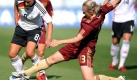 Russland: Beim letzten EM-Test, dem 1:3 gegen die deutsche Mannschaft in Bochum am 6. August, hinterließen die Russinnen (in Rot) einen guten Eindruck. Technisch stark und in der Defensive kompakt bereiteten sie der DFB-Elf einige Probleme. Dennoch dürfte es das Team von Trainer Igor Schalimow in der starken Gruppe C schwer haben. Zu übermächtig scheint die Konkurrenz für den Weltranglisten-15., der bei den zwei bisherigen EM-Teilnahmen (1997, 2001) die Vorrunde nicht überstand. Foto: dpa