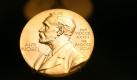 Eine Medaille mit dem Konterfei von Alfred Nobel im Nobel Museum in der Altstadt von Stockholm. Foto: dpa
