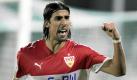 Seit Tagen vermeldet das spanische Sportblatt Marca, dass der Transfer von Sami Khedira vom VfB Stuttgart zu Real Madrid längst beschlossene Sache sei. Für etwa zehn Millionen Euro soll der Nationalspieler in die spanische Hauptstadt wechseln und dort einen Fünf-Jahres-Vertrag erhalten. Tendenz: Der Deal scheint zu klappen. Foto: dpa