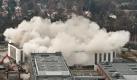 Dachschaden: Das Dach der Deutschlandhalle wird auf dem Messegelände in Berlin geprengt. Um Punkt 9.55 Uhr stürzte das 6000 Quadratmeter große Dach durch eine Ladung Sprengstoff ein. Foto: Robert Schlesinger Foto: dpa