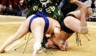 Der mongolische Sumoringer Ozeki Harumafuji wird von seinem Gegner Toitenku, ebenfalls aus der Mongolei, zu Boden gerissen. Der Kampf findet im Rahmen des  Kyushu Grand Sumo Tournament in Japan statt. Foto: ap