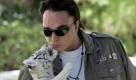 Roy Horn, Illusionist von Siegfried  Roy, küsst einen Baby-Tiger auf seinem Anwesen in Las Vegas, USA. Am 3. Oktober feier Roy seinen Geburtstag. Ebenfalls jährt sich an diesem Tag sein Unfall mit einem Tiger, bei dem er sich lebensgefährlich verletzt hatte. Foto: dpa