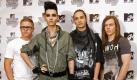 Ist das noch das Gruppenfoto einer Rockband oder schon eine Modenschau? Bill von Tokio Hotel jedenfalls folgt dem Trend und trägt auf einer Pressekonferenz in Malaysia einen modischen Overall, der zudem auch bei der Bundeswehr gut ankäme. Heute Abend findet in dem asiatischen Staat die Musikveranstaltung MTV World Live Stage statt. Foto: ap