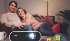 Kinofeeling, ohne die Couch verlassen zu müssen. Mit Beamern machen Filmabende doppelt Spaß. Foto: Sony