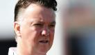 Der Trainer des FC Bayer München, Louis van Gaal, wacht einen Tag vor dem Achtelfinal-Rückspiel der Champions League seiner Mannschaft gegen Inter Mailand über das Training auf dem Sportplatz des Vereinsgeländes. Das Hinspiel in Mailand endete mit 0:1. Foto: dapd