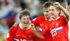 Er ist der Star der russischen Mannschaft:  Andrey Arshavin (links). Der 28-Jährige stürmt vor Deutschlands Kapitän Michael Ballack beim FC Chelsea. Er gilt als Offensiv-Allrounder, traf in 41 Länderspielen für Russland 15 Mal. Sein Marktwert wird auf 26 Millionen Euro geschätzt (Ballack ist 22 Millionen wert). Mittelfeldspieler Vladimir Bystrov (rechts) steht bei Zenit St. Petersburg unter Vertrag, erzielte in 25 Länderspielen vier Tore. Foto: dpa