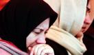 Afghanische Frauen nehmen an der Trauerfeier für Hameeda Barmaki in Kabul teil. Die Professorin an der Universität von Kabul und Kinderrechtsaktivistin wurde zusammen mit ihrem Ehemann und ihren vier Kindern in den Tod gerissen, als militante Taliban einen Supermarkt in Kabul angriffen. Foto: dpa