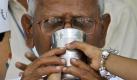 Nach 13 Tagen hat der indische Aktivist Anna Hazare seinen Hungerstreik gegen Korruption beendet. Unter dem Jubel tausender Unterstützer trank der 74-Jährige in Neu Delhi ein Glas Kokosmilch mit Honig und beschloss damit symbolisch seine Protestaktion. Er habe einen Teilerfolg errungen, sagte Hazare. Die Abgeordneten des indischen Unterhauses hatten angekündigt, ein Gesetz zur Bekämpfung der Korruption erweitern zu wollen.  Foto: dapd