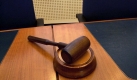 Der Hammer eines Richters liegt in einem Gerichtssaal auf dem Tisch (Symbolbild). Im Prozess um einen Spendenskandal beim trkischen Wohlttigkeitsverein Deniz Feneri wurden mehrjhrige Haftstrafen verhngt. Foto: dpa