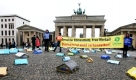 Aktivisten der Organisation Oxfam demonstrierten in Berlin mit 200 selbst gebauten Miniaturzelten, die ein Flüchtlingscamp darstellen sollen. Diese Aktion ist zeitgleich in London, Dublin, Brüssel und Madrid erfolgt und soll auf die sozialen Folgen des Klimawandels aufmerksam machen. Foto: dpa