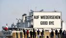 Der französische Versorger Marne verlässt unter Beobachtung vieler Schaulustiger den Marinehafen von Wilhelmshaven. Das Schiff nimmt am Nato-Manöver Brilliant Mariner 2010 auf der Nord- und Ostsee teil. Foto: dpa