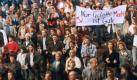 Am 4. September 1989 versammeln sich in Leipzig im Anschluss an das Friedensgebet in der Nikolaikirche mehrere tausend Menschen zur ersten Montagsdemonstration. Sie fordern im Hinblick auf die Massenflucht ihrer Mitbrger zunchst vor allem Reisefreiheit fr alle. Wir sind das Volk wird spter zum Motto der Bewegung, der sich Woche fr Woche immer mehr Brger anschlieen. 
 Foto: dpa