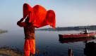 Ein Hindu wäscht seine Sachen im verschmutzten Wasser des Yamuna Flusses in der indischen Hauptstadt Neu Dehli. Foto: ap