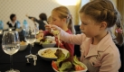 Die sechsjährige Emilia isst in der historischen Villa Metzler des Museums für Angewandte Kunst in Frankfurt am Main während des Suppenkasper-Kurses Spaghetti. Bei dem dreigängigen Menue lernen die Kinder die Tücken bei Tisch zu bewältigen. Foto: ddp
