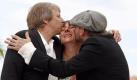 Andreas Dresen, Steffi Kuhnert und Milan Peschel eng umschlungen. Sie bilden zum vielen Glamour das Kontrastprogramm beim Filmfest in Cannes. Foto: dpa