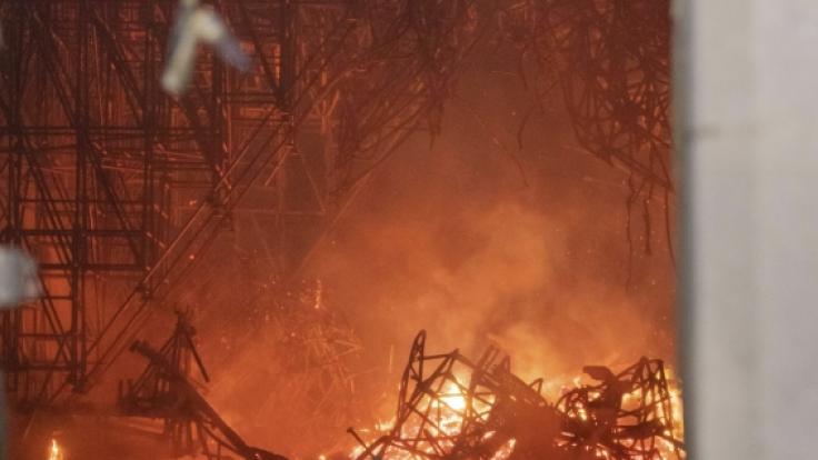 Über Stunden versuchte die Feuerwehr den Brand zu löschen.
