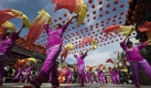 Chinese performers dance along the newly rebuilt Qianmen shopping street after its official opening, ahead of China 60th anniversary in Beijing, China, Monday, Sept. 28, 2009. (AP Photo/Andy Wong)  Foto: ap