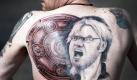 Auch dieser Fan erinnert an einen ganz besonderen Moment in der Geschichte der Liebe zu seinem Verein: Borussia Dortmund wird in der Saison 2010/2011 Deutscher Meister - der Fan dankte es Meistertrainer Jürgen Klopp mit einem riesigen Tattoo auf dem Rücken. Foto: dpa