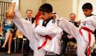 Zwei Schüler zeigen während des Besuchs des Bundespräsidenten Wulff in der deutschen Schule in Doha in Katar ihre Kampfsportkünste in Taekwondo. Das deutsche Staatsoberhaupt besucht für drei Tage die Golfstaaten Kuwait und Katar.  Foto: dpa