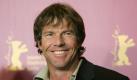 Dennis Quaid musste sich immerhin zwölf Kilogramm anfuttern. Der Schauspieler hatte während der Dreharbeiten zu The Special Relationship deshalb einen etwas einseitigen Speiseplan. Hamburger sind gerade meine Hauptmahlzeit, sagte er dazu. Und warum die ungesunde Ernährung? Um Ex-US-Präsident Bill Clinton indarzustellen.Jetzt fehlt mir nur noch Barack Obama, frotzelt Mr. Quaid. Ein paar Hamburger werden da aber nicht reichen.  Foto: dpa