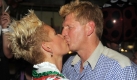 2007 sorgten Claudia und Stefan Effenberg noch für eine Liebes-Sensation, als sie sich nach angeblicher Trennung auf dem Oktoberfest mächtig verliebt zeigten. Auch zwei Jahre später nutzen die beiden die Wiesn zum öffentlichen Kuscheln. Rein frisur-technisch scheinen sie jedenfalls auf einer Welle zu liegen. Foto: dpa