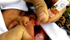Ein pakistanischer Mitarbeiter im Gesundheitswesen gibt einem Kind eine Polio-Impfung in der Nähe der afghanischen Grenze. Foto: dpa
