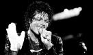 Michael Jackson verstarb am 25. Juni in Los Angeles. Er wurde nur 50 Jahre alt. In diesem Archivbild vom 7. Juli 1984 trug er einen weißen Handschuh während seines Auftritts der Victory Tour im Arrowhead Stadium in Kansas City. Foto: ap