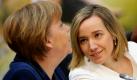 Bundeskanzlerin Angela Merkel (links) und Bundesfamilienministerin Kristina Schröder (beide CDU) nehmen an dem Treffen der Initiative Familienbewusste Arbeitszeiten in Berlin teil. Bei dem Gespräch diskutierten Wirtschafts- und Arbeitnehmervertreter mit Schröder über Arbeitszeitgestaltung und Vereinbarkeit von Familie und Beruf. Foto: dapd