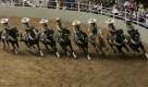 Bei nationalen Meisterschaften zeigen mexikanische Cowgirls in Guadalajara eine traditionelle Formation, die Escaramusa genannt wird. Foto: ap